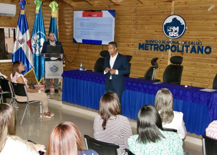Representantes del Sistema 3-1-1 y colaboradores del SRSM durante una capacitación en Santo Domingo."
