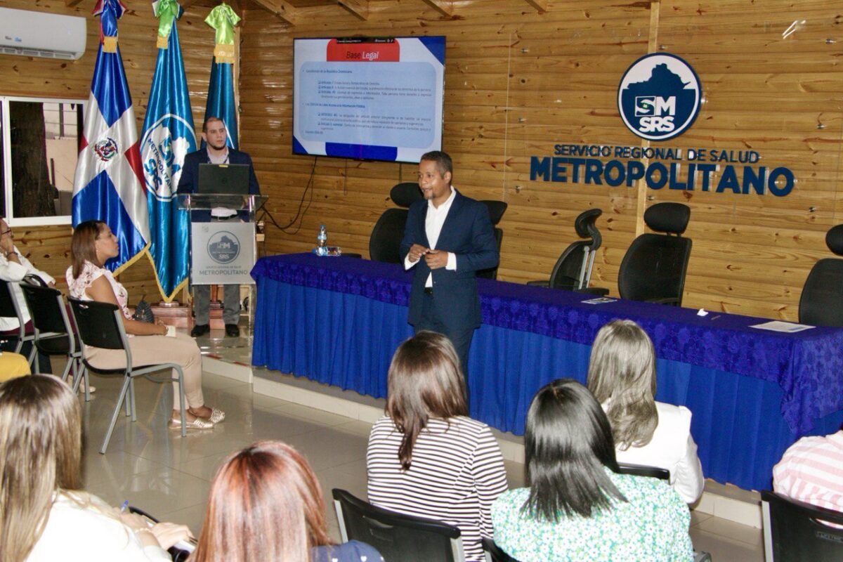Representantes del Sistema 3-1-1 y colaboradores del SRSM durante una capacitación en Santo Domingo."