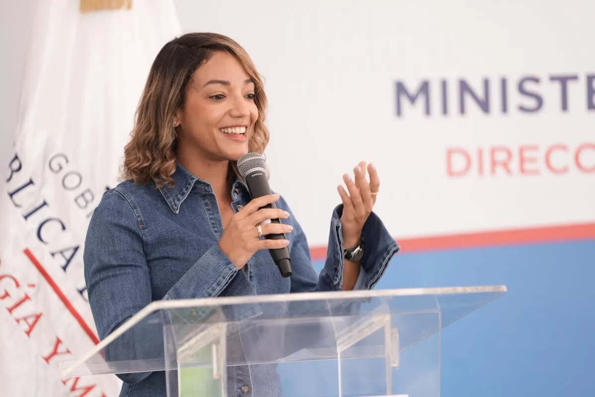 Entregan cocinas limpias a familias de El Valle, Hato Mayor 1 La vicemistra Betty Soto enfatizó el compromiso del Gobierno, de avanzar hacia una transición energética más justa e inclusiva, especialmente en comunidades vulnerables del país