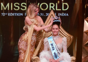 Opal suchata chuangsri de tailandia se corona como miss mundo 2025 en india