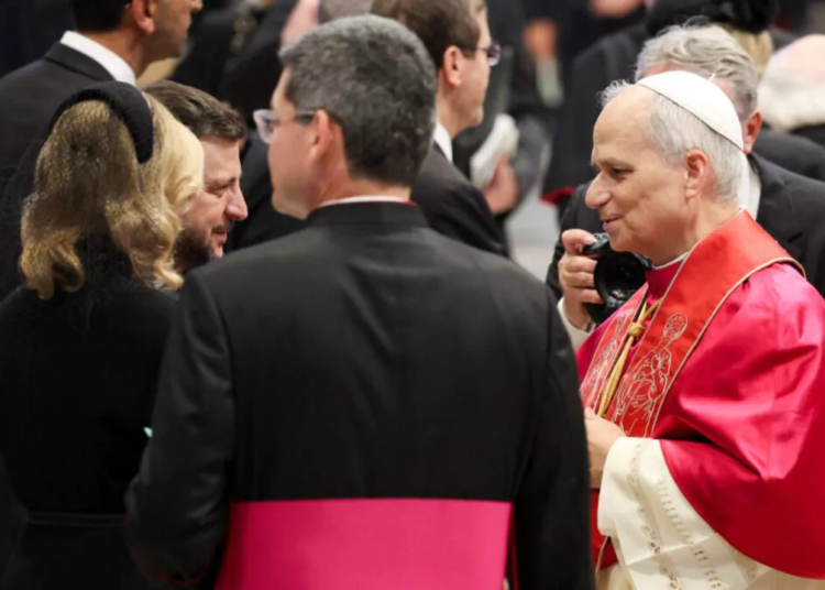 El papa león xiv recibe a zelenski tras la misa de inicio de su pontificado