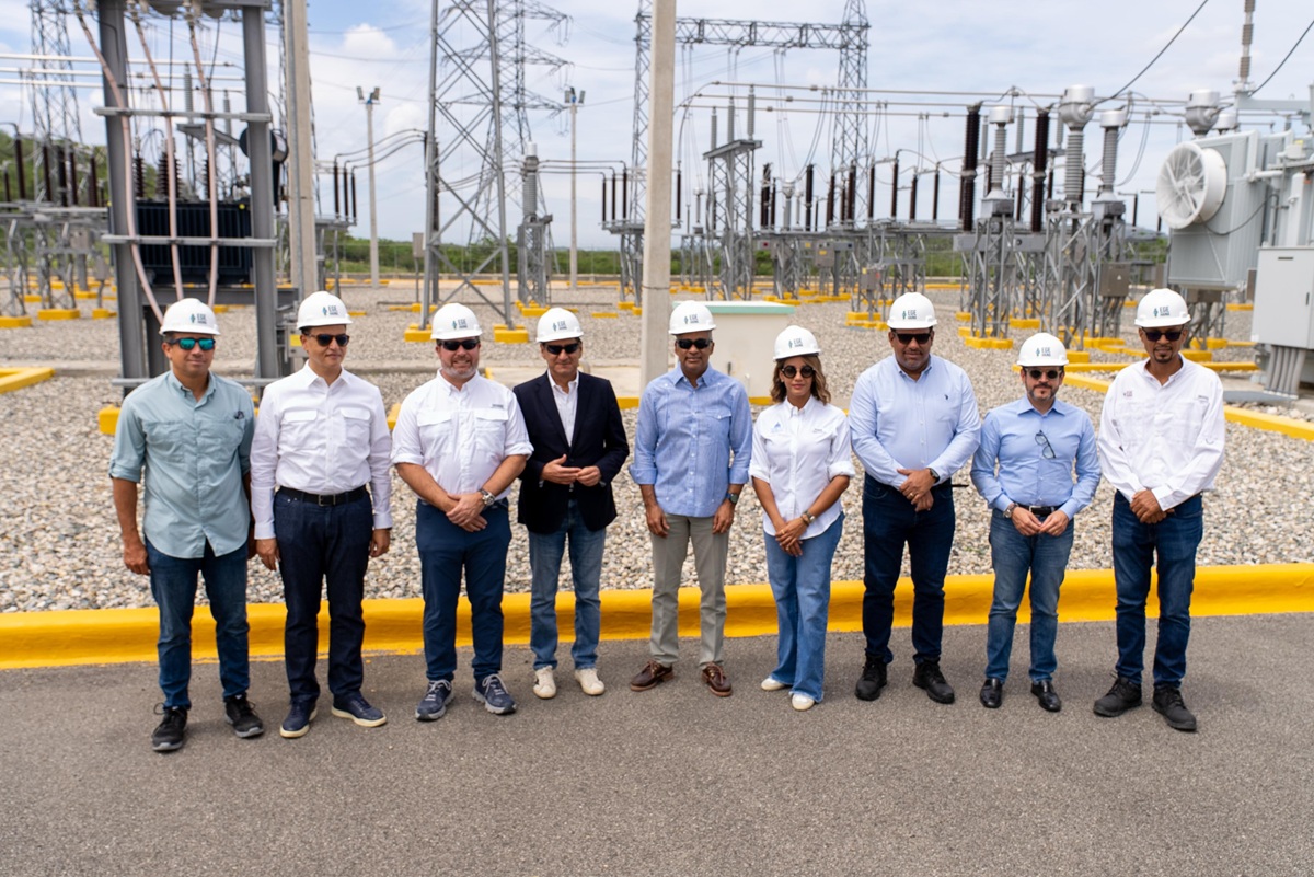 Santos y La Camera estuvieron acompañados por los viceministros de Energía, Alfonso Rodríguez y de Innovación y Transición Energética, Betty Soto, así como por Edward Veras, presidente de la Comisión Nacional de Energía (CNE).