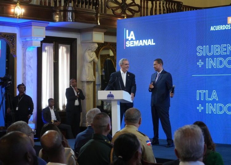 Al acompañar al presidente Luis Abinader en La Semanal con la Prensa, Gómez Mazara anunció el plan piloto en Telemedicina