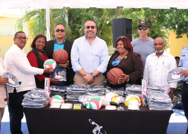 GUERRA 1 ALBERTO RODRÍGUEZ MELLA, FRANKLIN DUVAL y JESÚS NEGRETE, junto a varios funcionarios gubernamentales y profesores