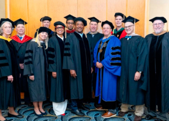 Pedro martínez reciben doctorados honorarios por su labor filantrópica en fisher college