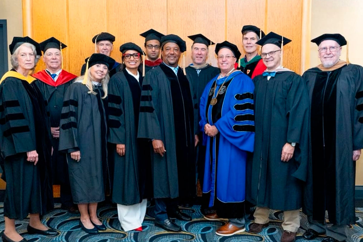 Pedro martínez reciben doctorados honorarios por su labor filantrópica en fisher college
