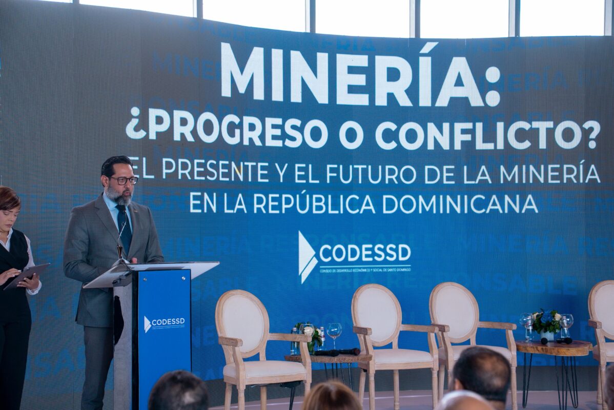 Joel Santos destaca nueva política minera sostenible y con mayor participación ciudadana en RD 1 Peter Read, vicepresidente del Codessd, agradeció al Ministerio de Energía y Minas por su participación en el evento
