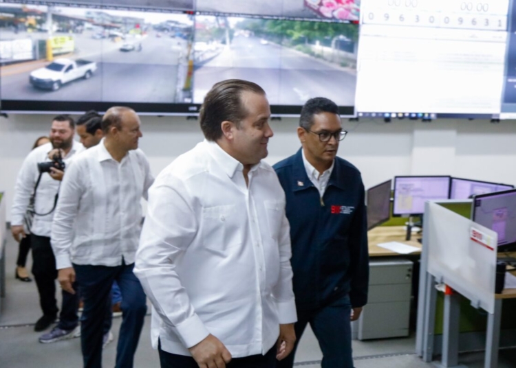 Ministro Paliza y Director 911 Randolfo Rijo Gómez presentan tecnologías y ambulancias en Santiago