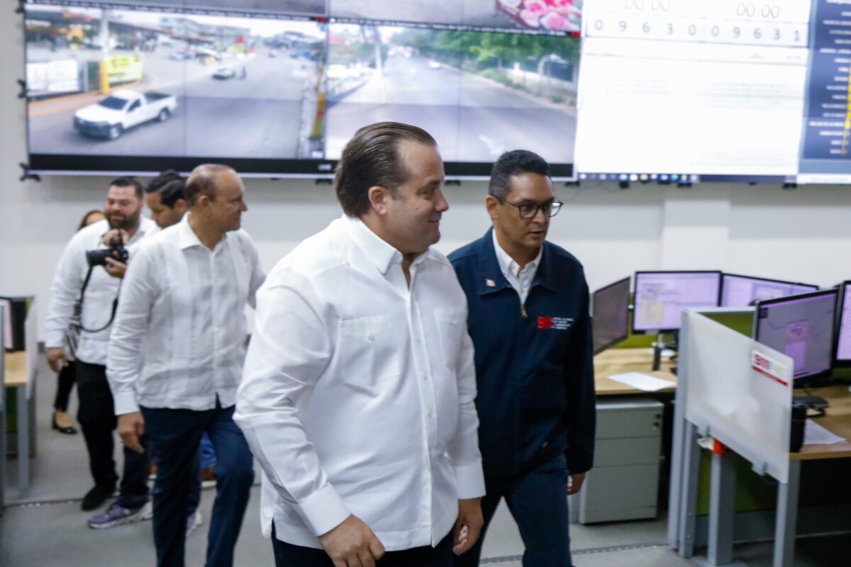 Ministro Paliza y Director 911 Randolfo Rijo Gómez presentan tecnologías y ambulancias en Santiago