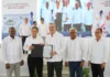 Presidente Luis Abinader entregando un título de propiedad a una familia dominicana
