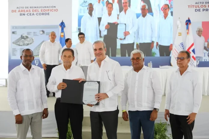 Presidente Luis Abinader entregando un título de propiedad a una familia dominicana