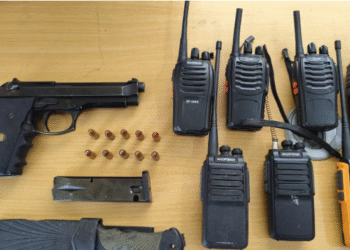 Allanan vivienda y hallan pistola, droga y radios de comunicación en barahona