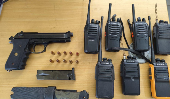 Allanan vivienda y hallan pistola, droga y radios de comunicación en barahona