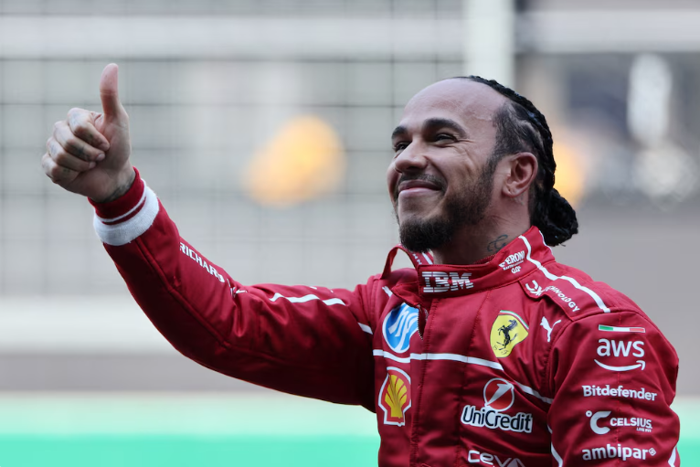 “F1”: tráiler, fecha de estreno y todo sobre la próxima película de Brad Pitt que llegará a los cines 1 El rol de producción de Lewis Hamilton, siete veces campeón mundial de Fórmula 1, aseguró la precisión técnica y el realismo del guion (REUTERS/Tyrone Siu)