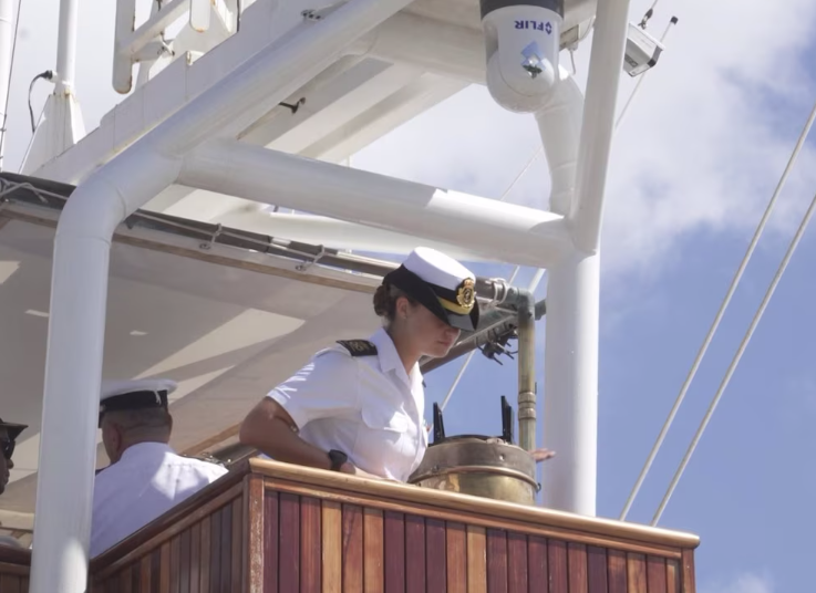 La princesa Leonor debuta en la radio desde RD durante su crucero de instrucción 1 La princesa Leonor ha marcado un hito en su formación como guardamarina al debutar en la radio desde la República Dominicana