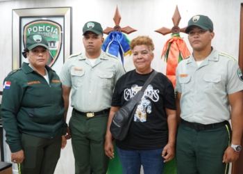 Mujer agradece a agentes de digesett por salvarle la vida tras accidente en pasola