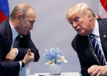 Donald trump y vladímir putin en una reunión, con un tono de tensión o decepción.