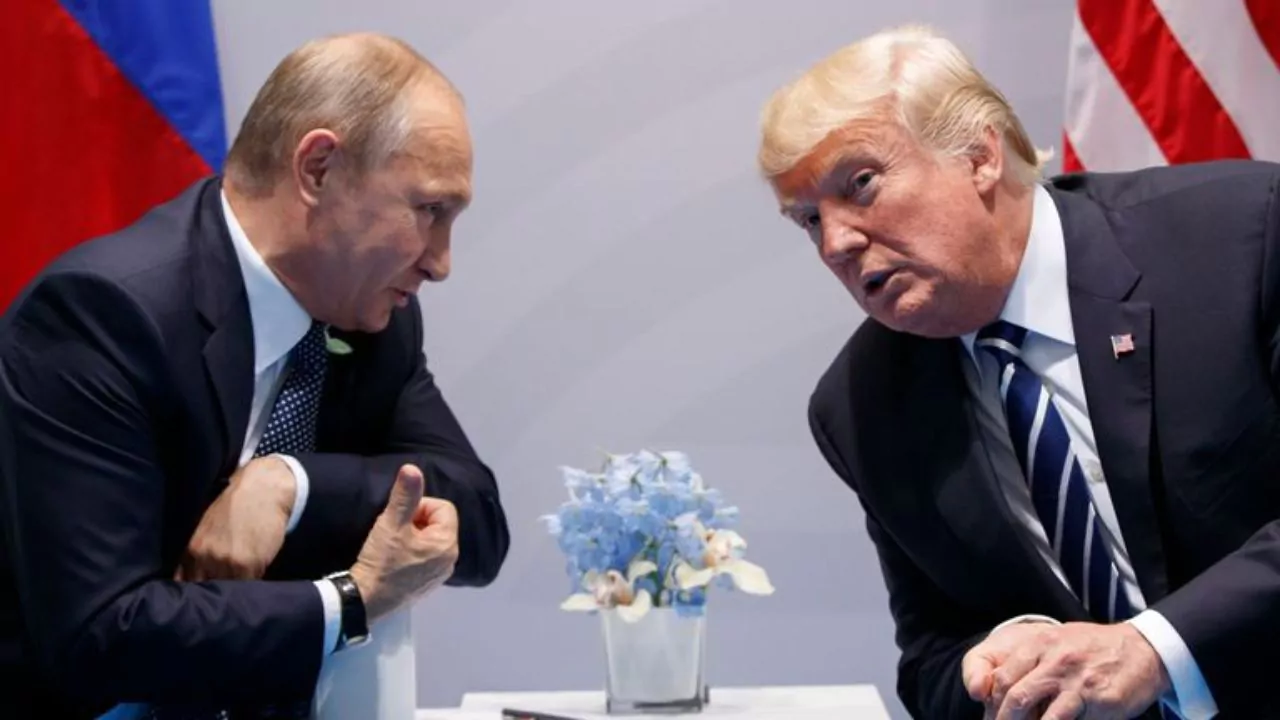 Donald Trump y Vladímir Putin en una reunión, con un tono de tensión o decepción.