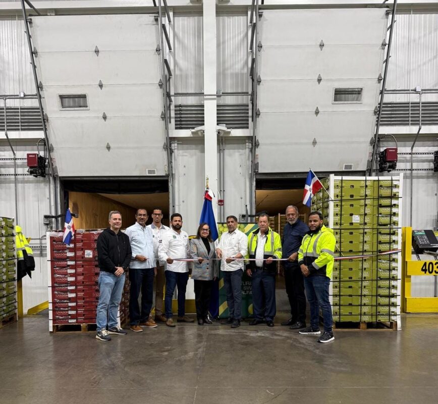 Primeros furgones de uvas de mesa dominicanas arriban a puerto de Filadelfia, EE. UU. 1 Ministro Limber Cruz recibiendo los primeros furgones de uvas de mesa dominicanas en el puerto de Filadelfia, Estados Unidos.