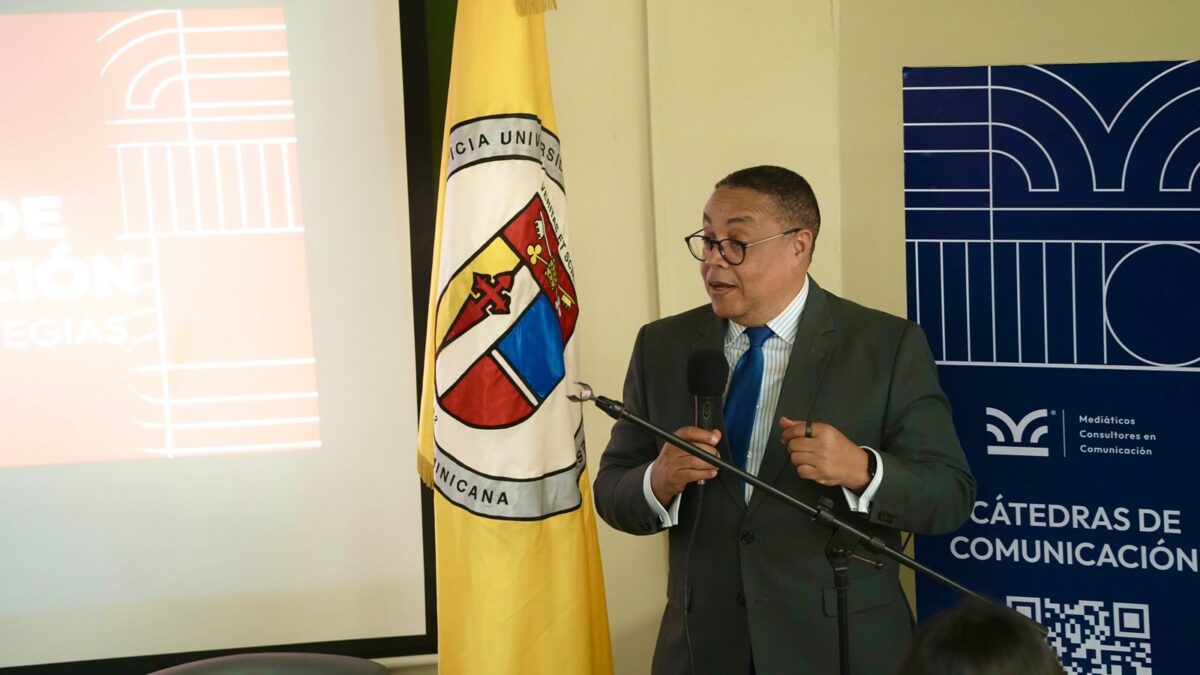 Escuela de Comunicación de PUCMM acoge lanzamiento del libro “Cátedras de Comunicación” de Mediáticos 1 Lanzamiento del libro 'Cátedras de Comunicación' de Mediáticos en la Escuela de Comunicación de la PUCMM.