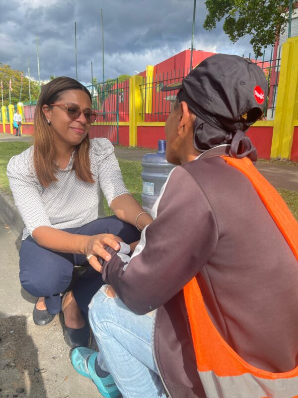 Leidy Antonia García Martínez junto a la Periodista Carol Martinez