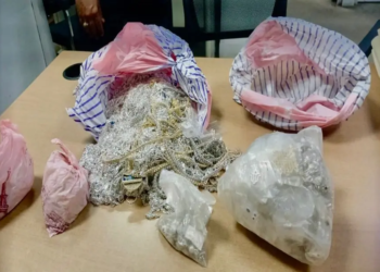 Roban joyería y entierran las prendas en fundas para ocultarlas en santiago