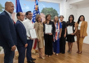 Consulado dominicano en miami reconoce a periodistas y médicos durante juramentación de cipesa en el exterior