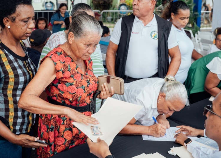 Gobierno entrega 90 títulos de propiedad a familias de bayaguana
