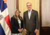 Presidente Luis Abinader reconociendo a médicos forenses por su labor en la tragedia del Jet Set