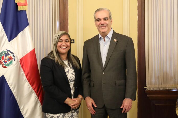 Presidente Luis Abinader reconociendo a médicos forenses por su labor en la tragedia del Jet Set