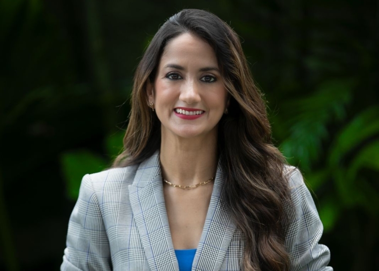 Retrato profesional de crystal fiallo, directora ejecutiva de anje