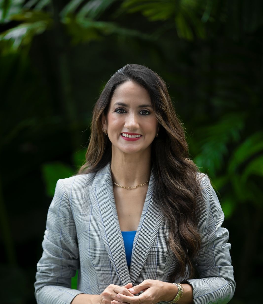 Retrato profesional de crystal fiallo, directora ejecutiva de anje