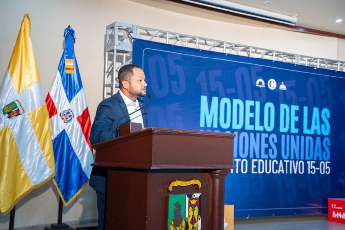 Leandro Mieses dando un discurso inspirador a estudiantes en el evento del Modelo de la ONU en Santo Domingo