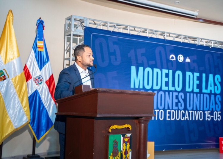 Leandro mieses dando un discurso inspirador a estudiantes en el evento del modelo de la onu en santo domingo