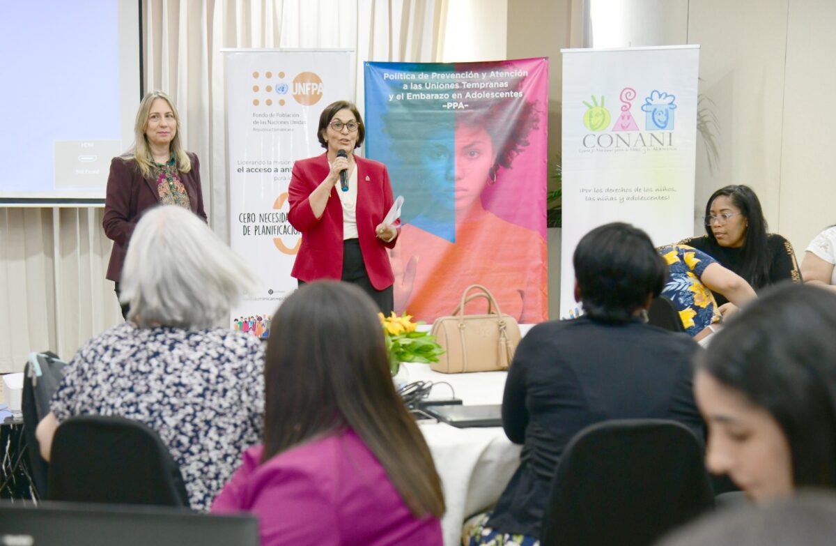 Representantes de Salud Pública, SNS, Conani y UNFPA durante una reunión sobre prevención de embarazo adolescente.