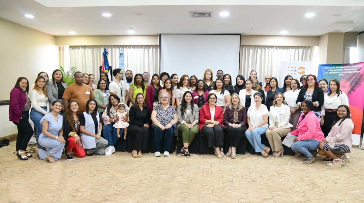 Salud Pública, SNS, Conani y UNFPA Unen Fuerzas para Reducir Embarazos en Adolescentes en RD 1 Representantes de Salud Pública, SNS, Conani y UNFPA durante una reunión sobre prevención de embarazo adolescente.