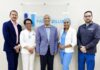 La licenciada Sharlenny Polanco junto al director del Hospital Padre Billini recibiendo un reconocimiento, o un diploma de premio por investigación.