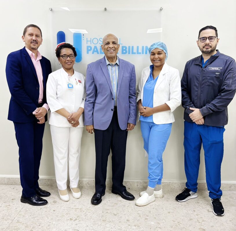 La licenciada Sharlenny Polanco junto al director del Hospital Padre Billini recibiendo un reconocimiento, o un diploma de premio por investigación.