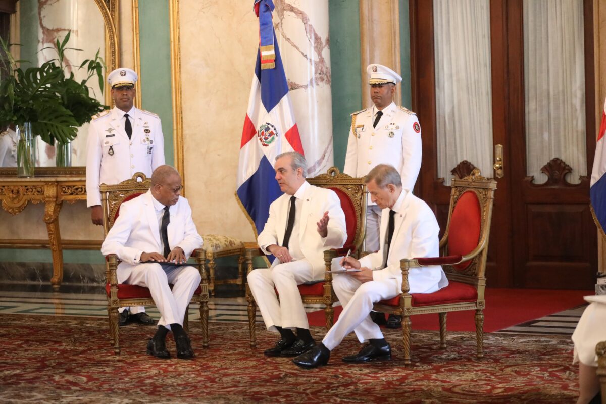 El presidente Luis Abinader en el Palacio Nacional recibiendo las cartas credenciales de un embajador, con el ministro Roberto Álvarez.