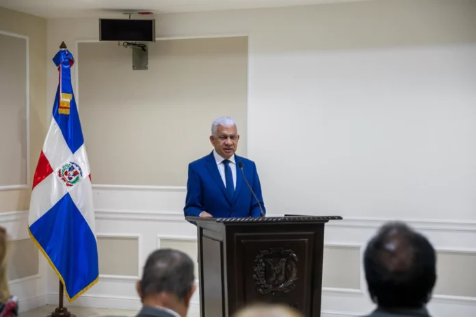 Historiador Juan Daniel Balcácer dando una conferencia en el Senado de la República Dominicana sobre el ajusticiamiento de Trujillo.