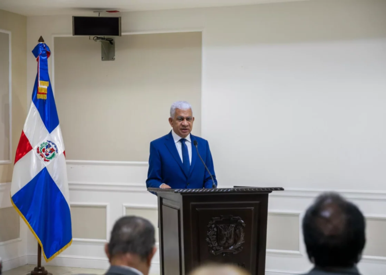 Historiador Juan Daniel Balcácer dando una conferencia en el Senado de la República Dominicana sobre el ajusticiamiento de Trujillo.