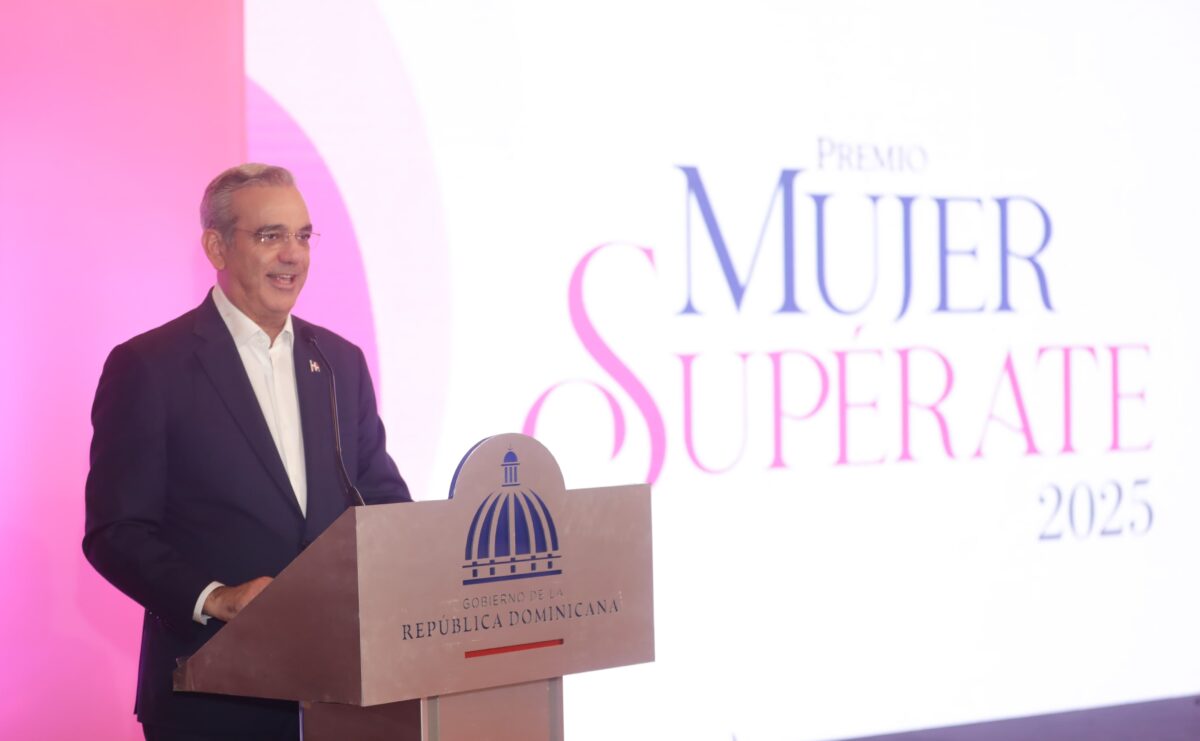 Presidente Abinader encabeza Premios Mujer Supérate; reconoce a 36 SUPEREmprendedoras 1 El presidente Luis Abinader encabezó la quinta edición del premio Mujer Supérate
