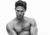 Fotografía en blanco y negro de Sebastián Rulli posando artísticamente sin ropa, mostrando su figura tonificada