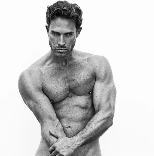 Fotografía en blanco y negro de Sebastián Rulli posando artísticamente sin ropa, mostrando su figura tonificada