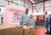 Robert Polanco, director de Propeep, entregando regalos a madres durante una jornada 'Cerca de Ti' en el Distrito Nacional.