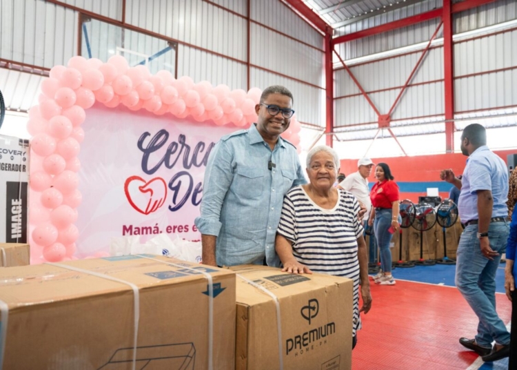 Robert Polanco, director de Propeep, entregando regalos a madres durante una jornada 'Cerca de Ti' en el Distrito Nacional.