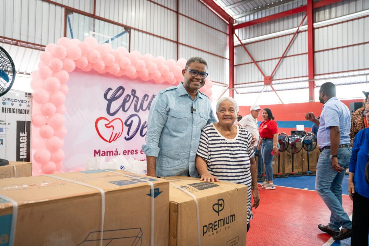 Robert Polanco, director de Propeep, entregando regalos a madres durante una jornada 'Cerca de Ti' en el Distrito Nacional.