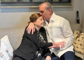 Residente luis abinader besando a su madre, sula corona, en el día de las madres
