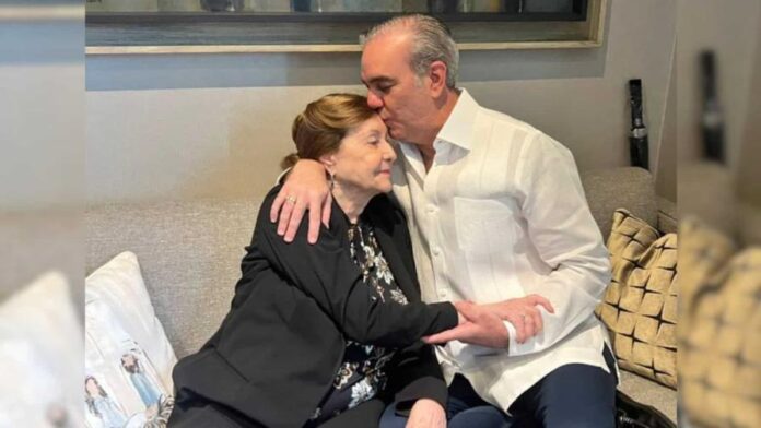 residente Luis Abinader besando a su madre, Sula Corona, en el Día de las Madres