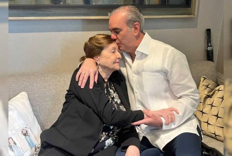 Residente luis abinader besando a su madre, sula corona, en el día de las madres